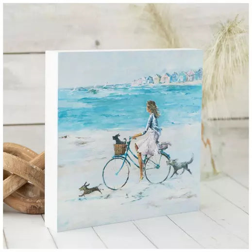 Decoración de madera de paseo en bicicleta por la costa