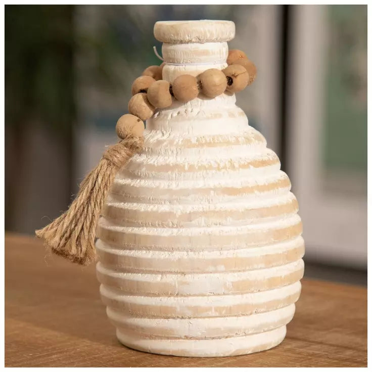 Jarrón de madera blanca con lazo de cuentas