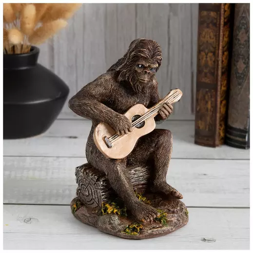Figura de Sasquatch tocando la guitarra