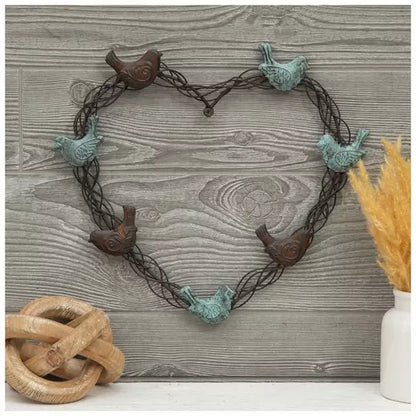Decoración de pared de metal con corazones y pájaros