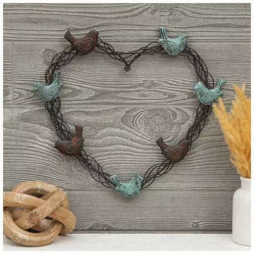 Decoración de pared de metal con corazones y pájaros