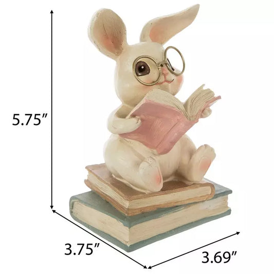 Figura de conejo sentado sobre libros