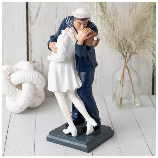 Figura de beso del Día de la Victoria sobre Japón
