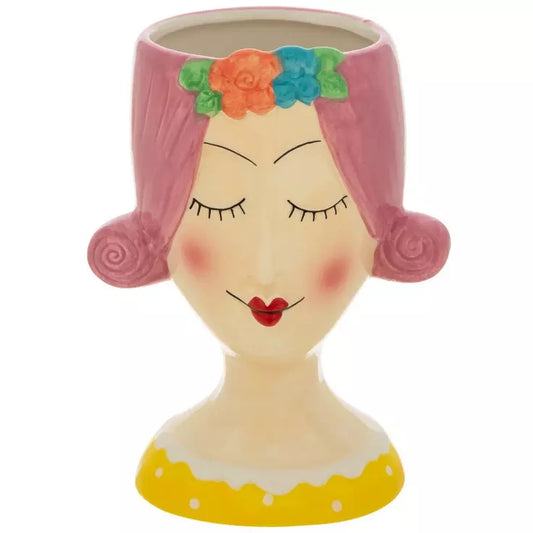 Señora con cabello rosa en maceta