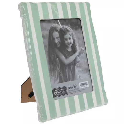 Marco de fotos con rayas verdes y blancas
