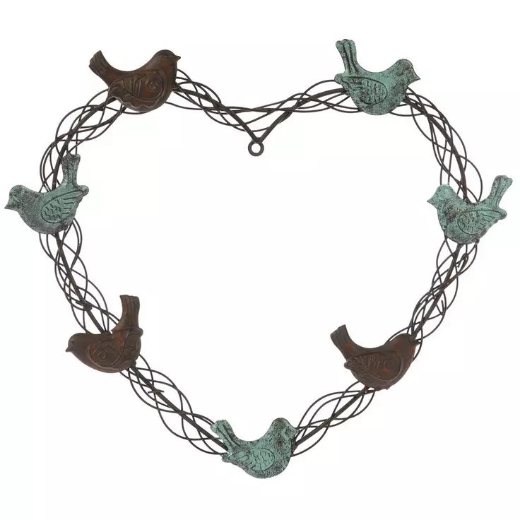 Decoración de pared de metal con corazones y pájaros